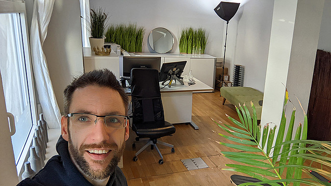 Porträt von Lars Lange in seinem Büro